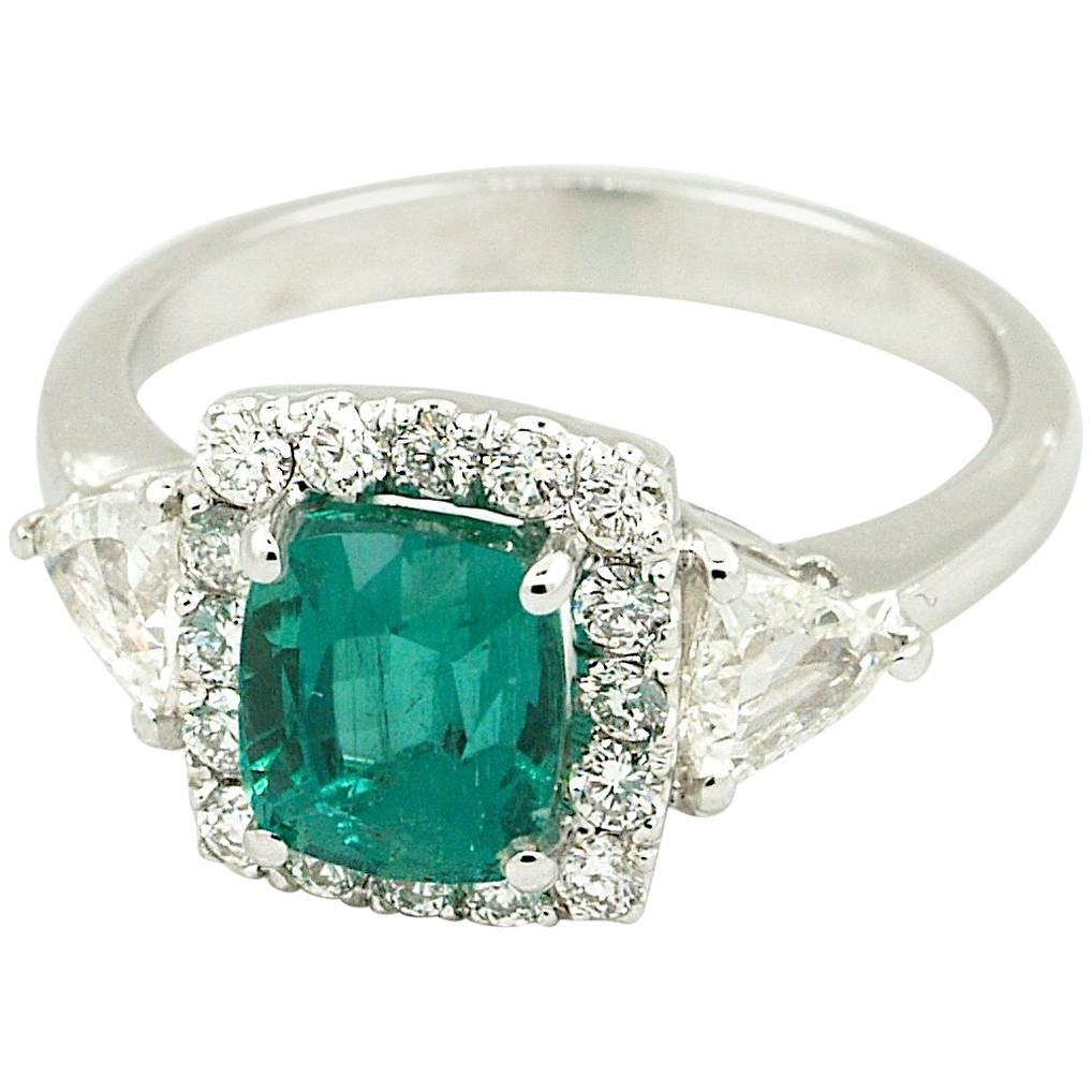 Very Fine 2.59 Carat Certified Emerald and Diamonds Ring 18 Karat Gold