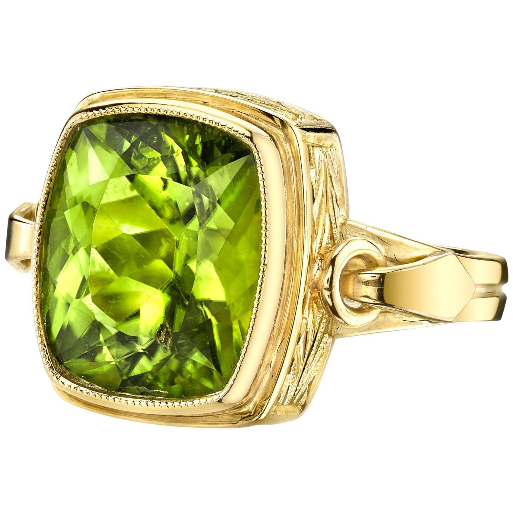 9.24 Carat Peridot Cushion and 18k Engraved Yellow Gold Band Ring For Sale