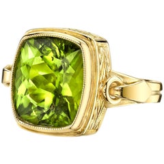 Anello con cuscino di peridoto da 9,24 carati e fascia in oro giallo incisa a 18 carati