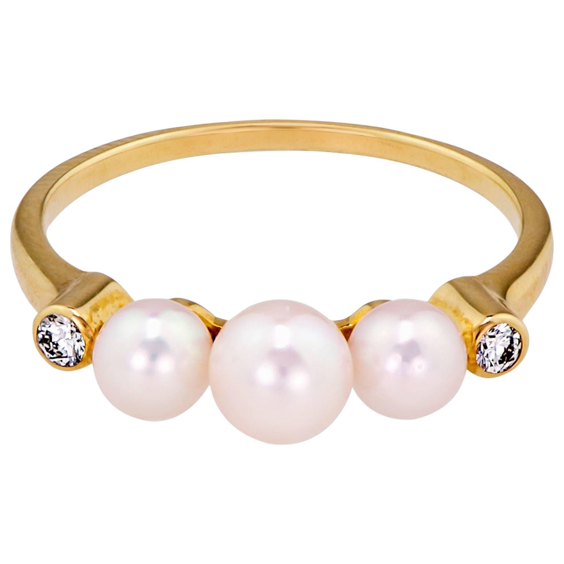 Sweet Vintage Mikimoto Cultured Pearl Diamond and 18 Karat Yellow Gold Ring For Sale