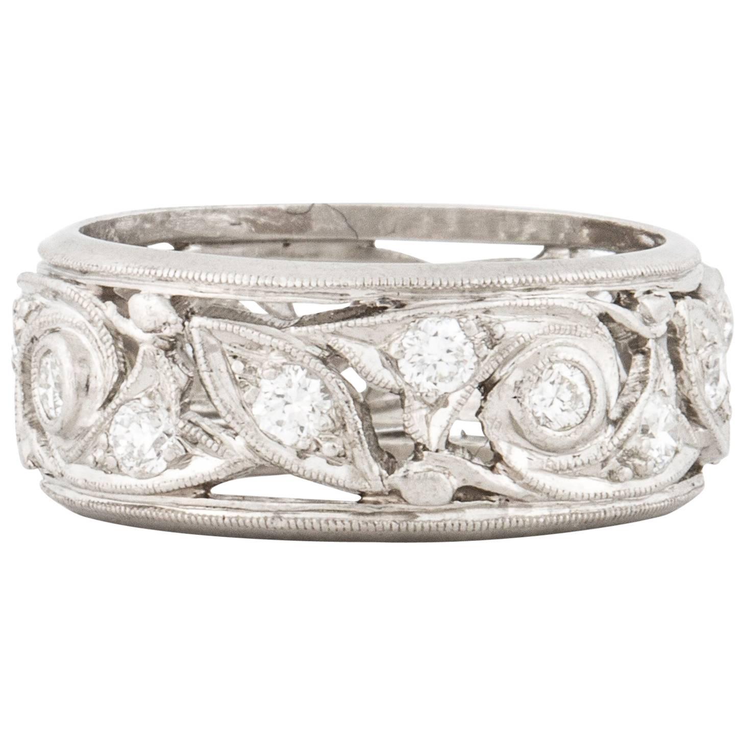 Eternity-Ring aus Platin mit durchbrochenem Diamant im Art-déco-Stil