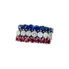 Lot de 3 bagues : alliance, bague de fiançailles et bague à empiler, ornées de saphirs, diamants et rubis, en or blanc 18 carats