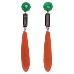 Boucles d'oreilles en pierre noire, jade, corail, diamants et platine.