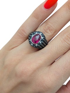 Anello in palladio annerito 18 carati con tormalina rosa ovale e diamanti, firmato Maximilian Hemmerle