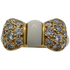 Anello vintage Van Cleef & Arpels con fiocco a nastro in oro giallo 18 carati, corallo bianco e diamanti