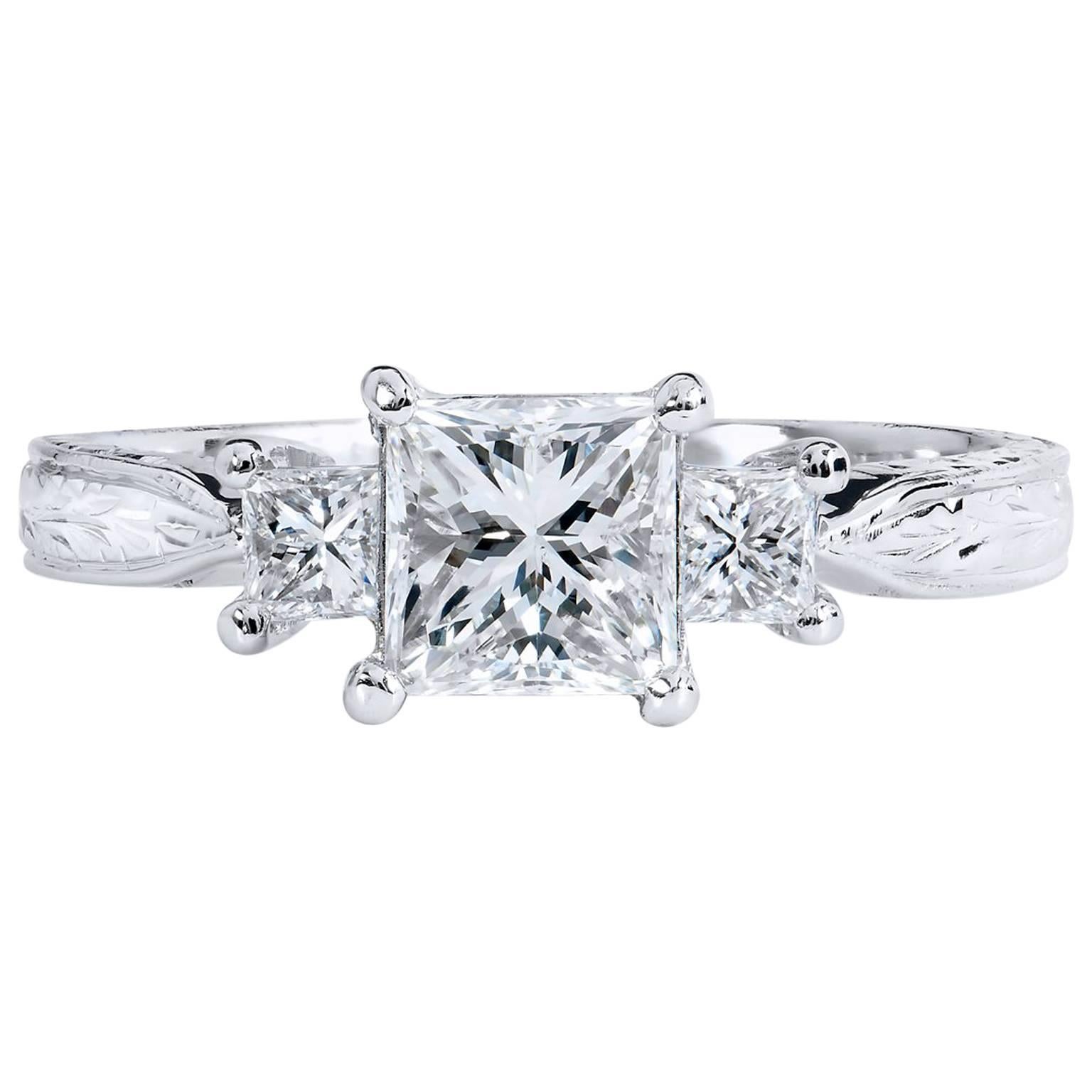 GIA-zertifizierter 1,36 Karat Diamant-Verlobungsring mit drei Steinen im Prinzessinnenschliff 7 im Angebot
