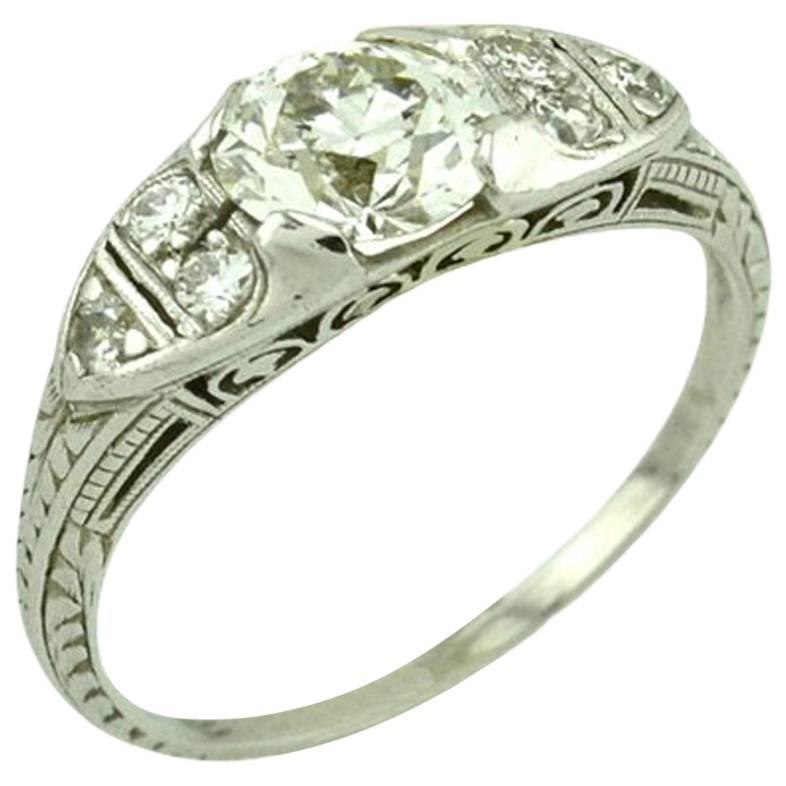GIA Certified 0.93 Carat Diamond and Platinum Vintage Engagement Ring For Sale