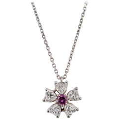 Blumenmotiv-Diamant-Anhänger mit ideal geschliffenen herzförmigen Diamanten