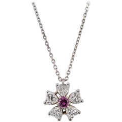 Pendentif à motif floral en diamants avec diamants en forme de cœur de taille idéale 