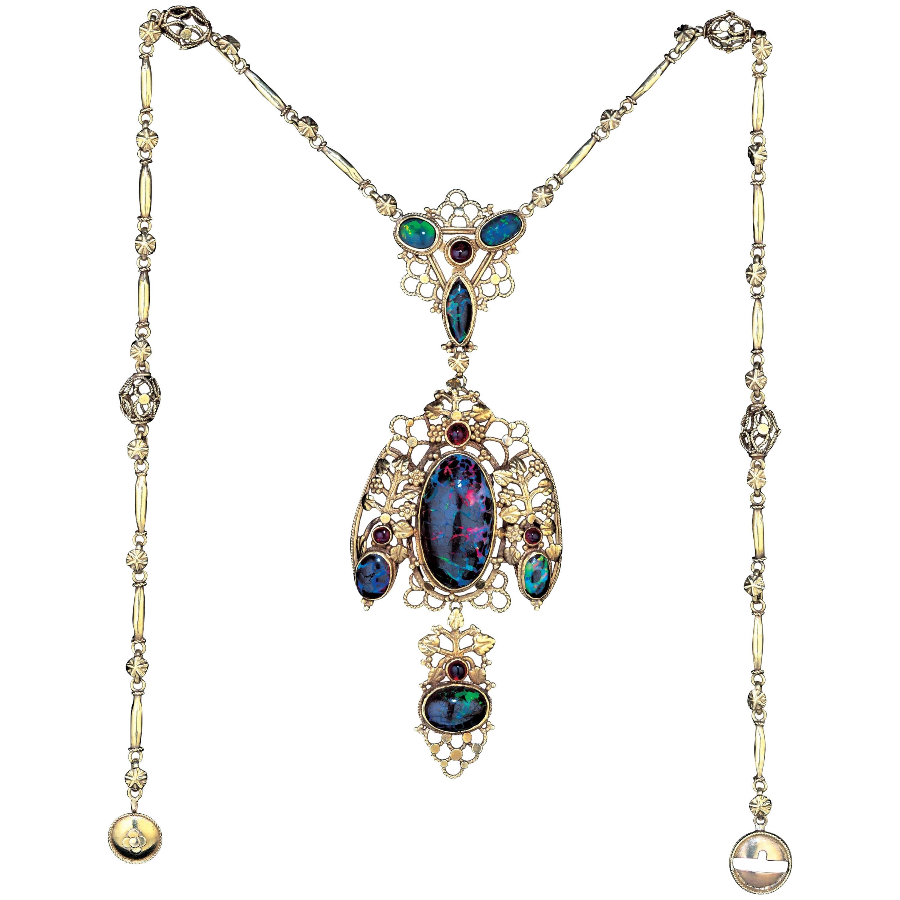 Superbe collier Arts & Crafts en or, opale noire et rubis de John Bonnor en vente