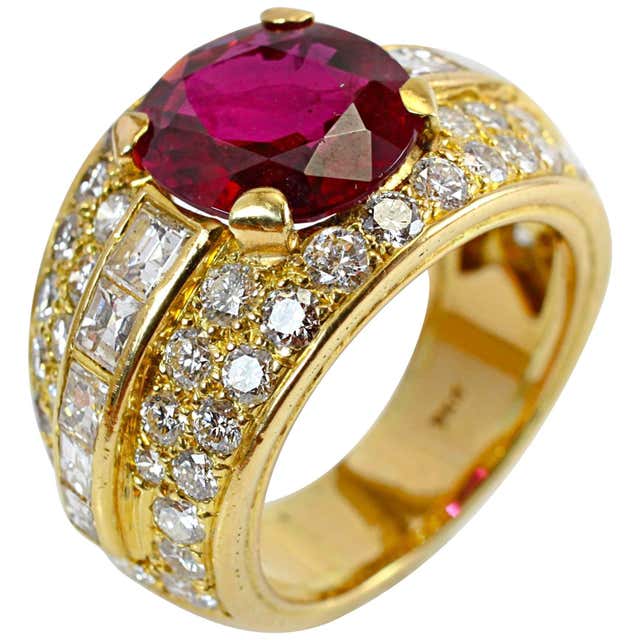 Emerald, Ruby and Diamond Ring set in 18K Gold Settings For Sale at 1stDibs
