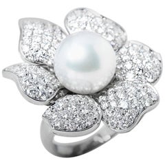 Bague fleur en or blanc 18 carats:: perles des mers du Sud et diamants:: de style Picchiotti
