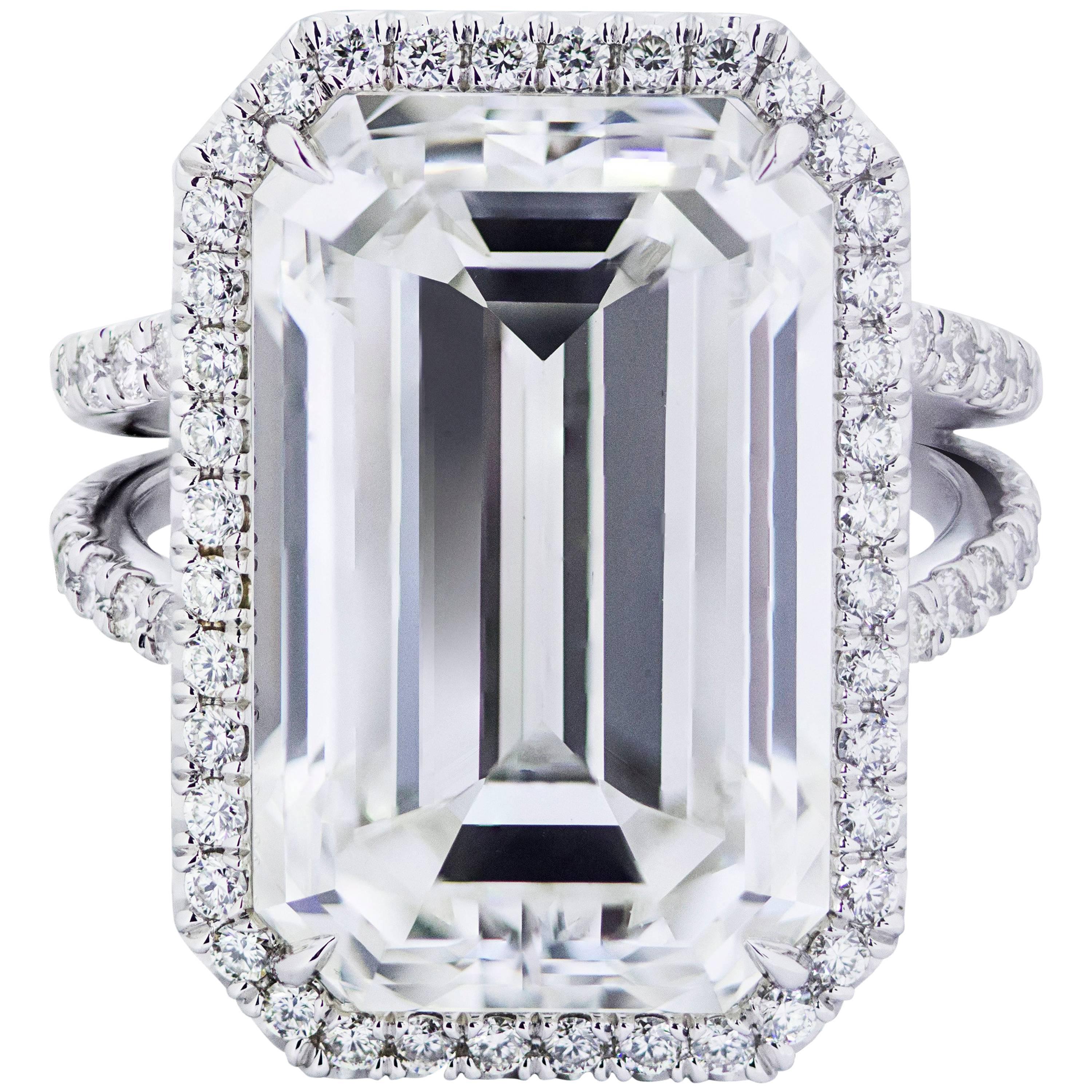 Verlobungsring mit GIA-zertifiziertem 15 Karat Diamant-Halo im Smaragdschliff mit geteiltem Schaft