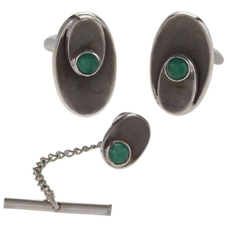 1950's Chrysoprase and Gold Cufflink and Tie Tack Set For Sale