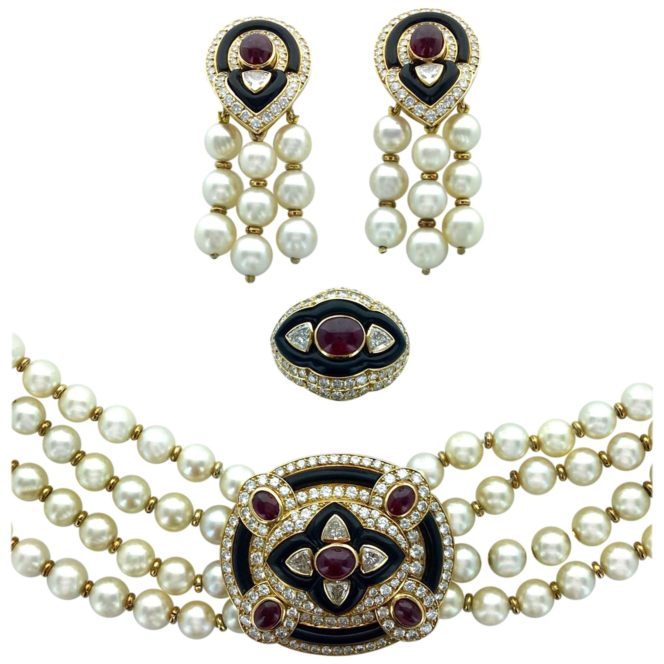 This Glamour Indian style set by Boucheron Paris is both impressive and easy to wear. 
Earrings, Ring and Necklace are in yellow gold, Diamond, cabochon Ruby and Onyx with cultured Pearl.
French marks.
Circa 1960.

Gross weight: 171.20 grams.