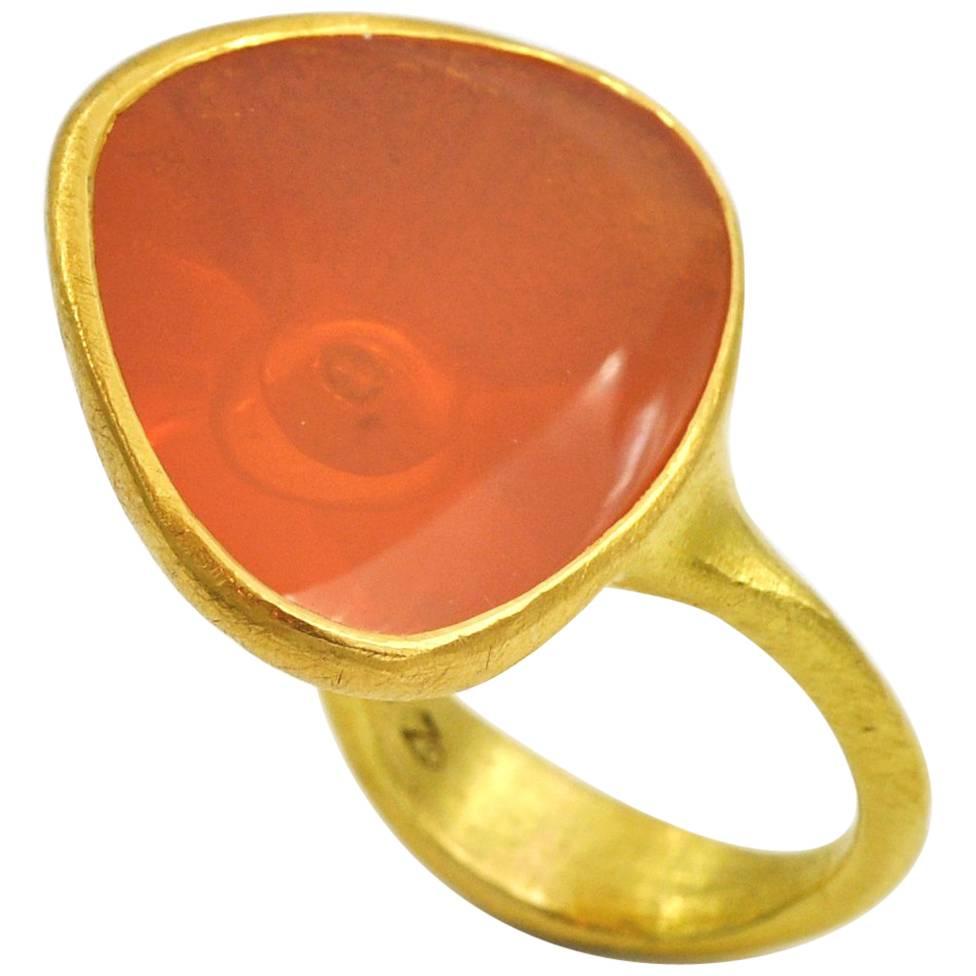 Zobel Ring aus 18 Karat Gold mit Feueropal und Diamant