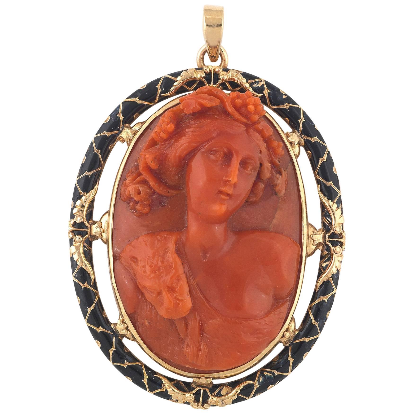 Cammeo in corallium rubrum raffigurante Dioniso con oro e smalto del 1820 ca. In condizioni ottime in vendita a Firenze, IT