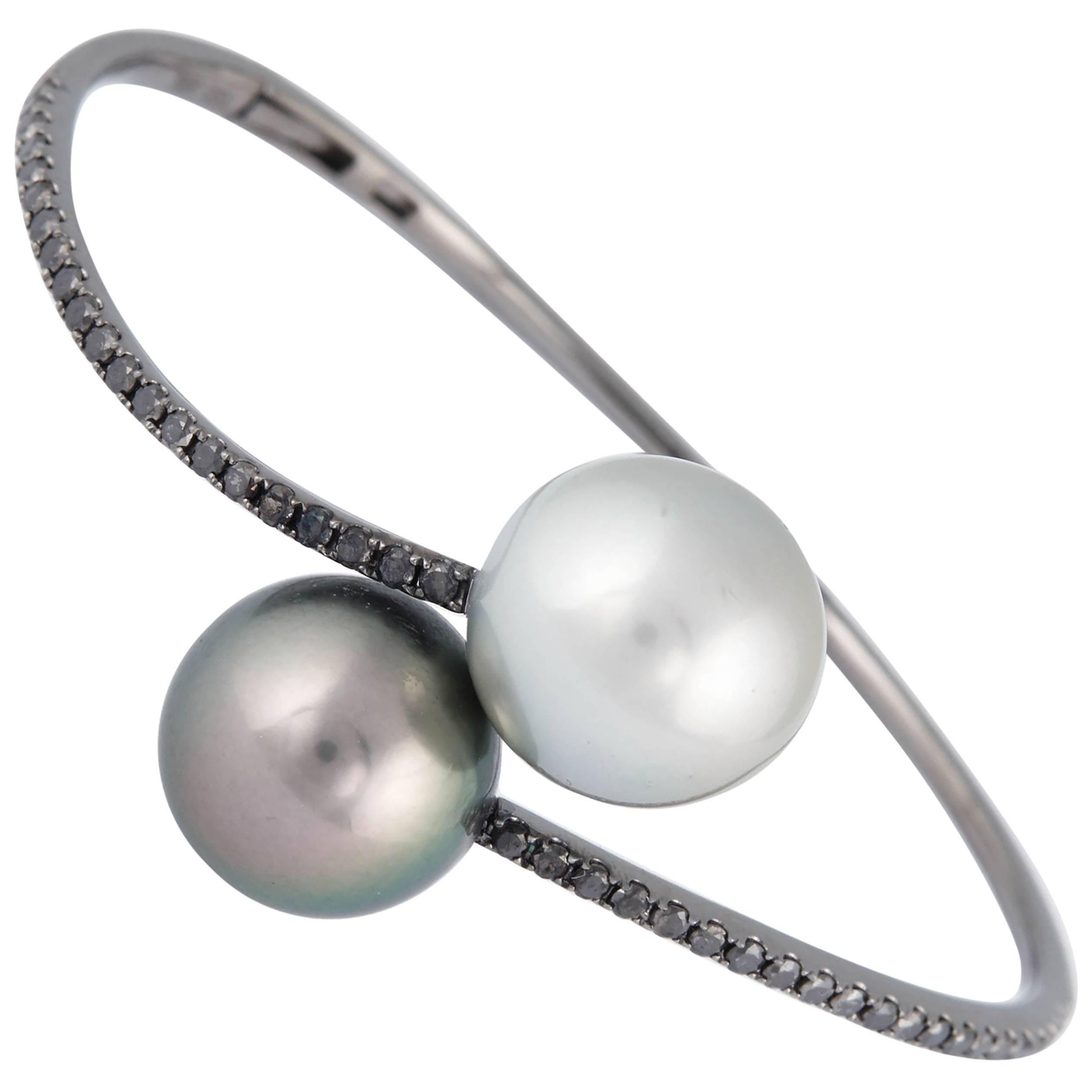 Bracelet jonc en or blanc 18 carats avec perles de Tahiti et diamants noirs de 1 carat