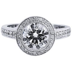 Bague de fiançailles sertie d'un diamant taille ronde brillant de 1,53 carat serti en halo, certifié GIA