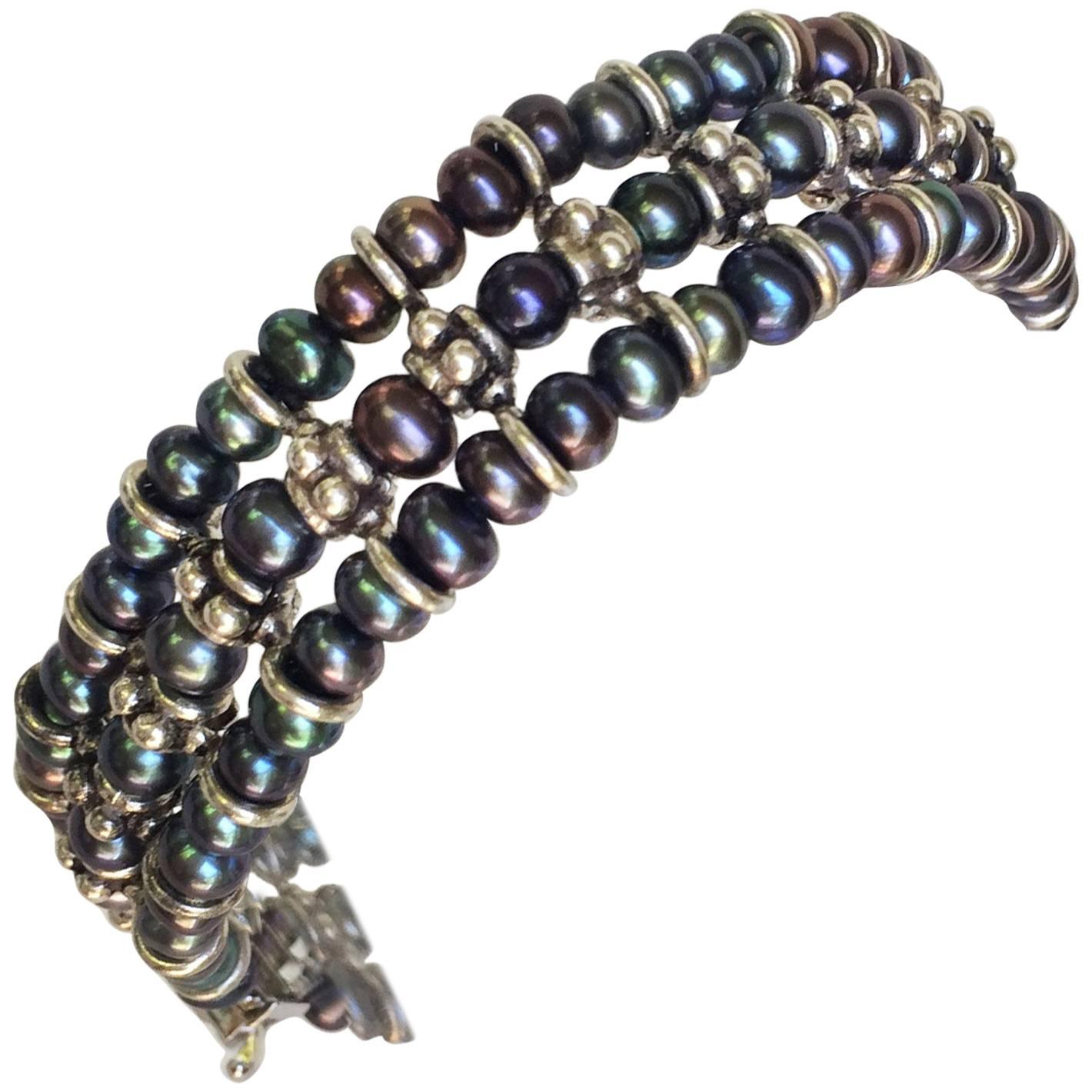 This Marina J bracelet has a black pearl and 3 ring silver divider pattern creating a geometric modern design that is bold and elegant. The silver sliding clasp is simple to handle and ensures the safety of the bracelet. This bracelet is the perfect