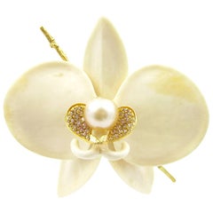 K. Brunini Orchideenbrosche aus 18 Karat Gold mit geschnitztem Knochen, Diamanten und Südseeperlen