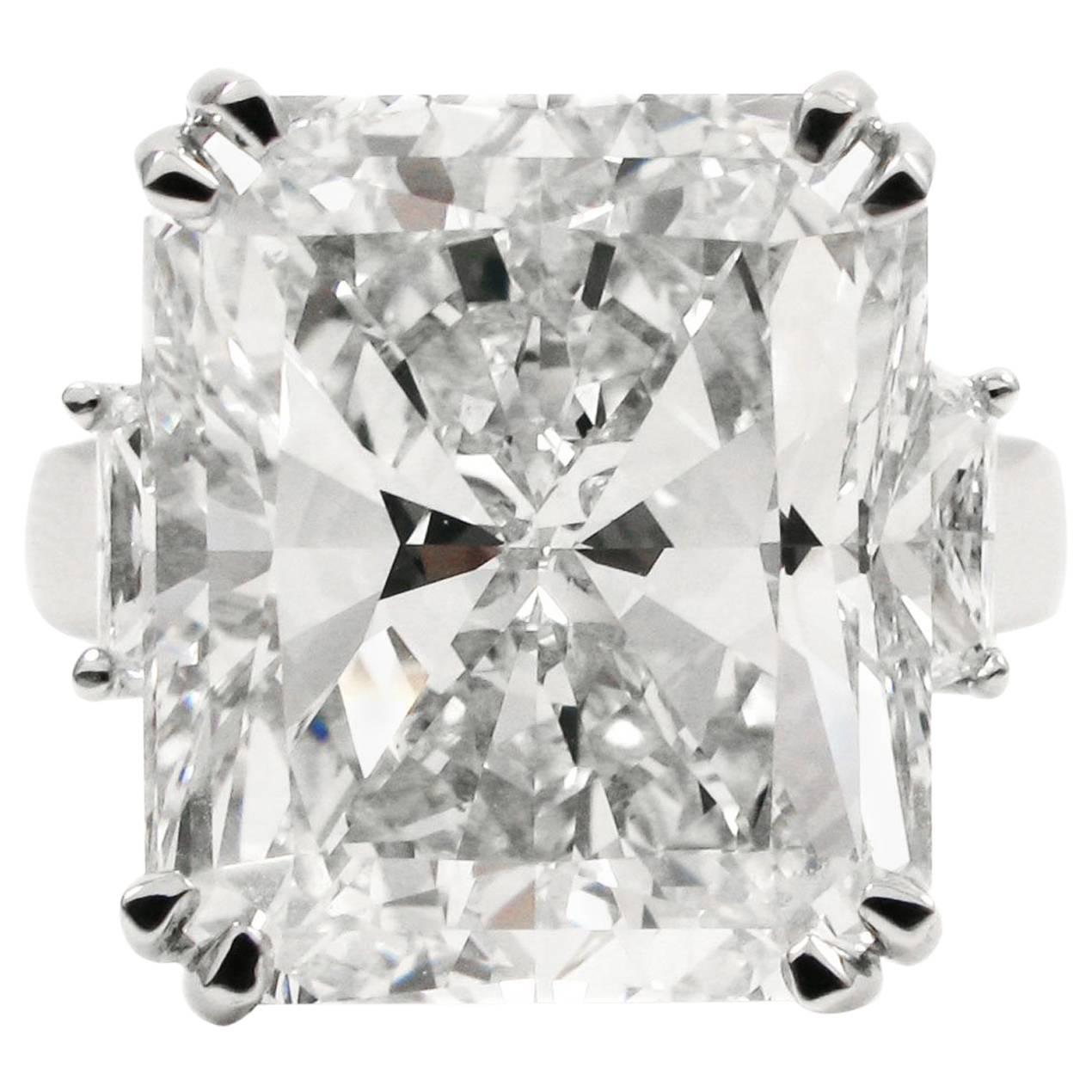 Importante bague en platine avec diamant de taille radiant de 15,14 carats G VS1 certifiée par le GIA en vente