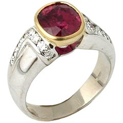 Bague en rubis naturel de forme ovale de 3,37 avec diamants ronds de 0,50 carat, vers 1960