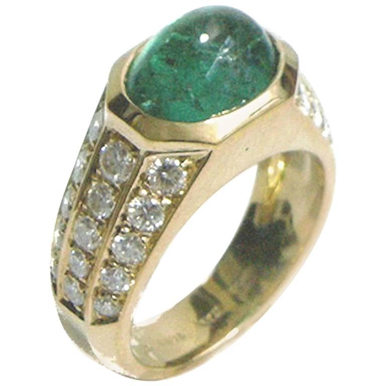 Cabochon Emerald 2.50 Round Diamonds 1.10 Yellow Gold Ring, circa 1960 For Sale