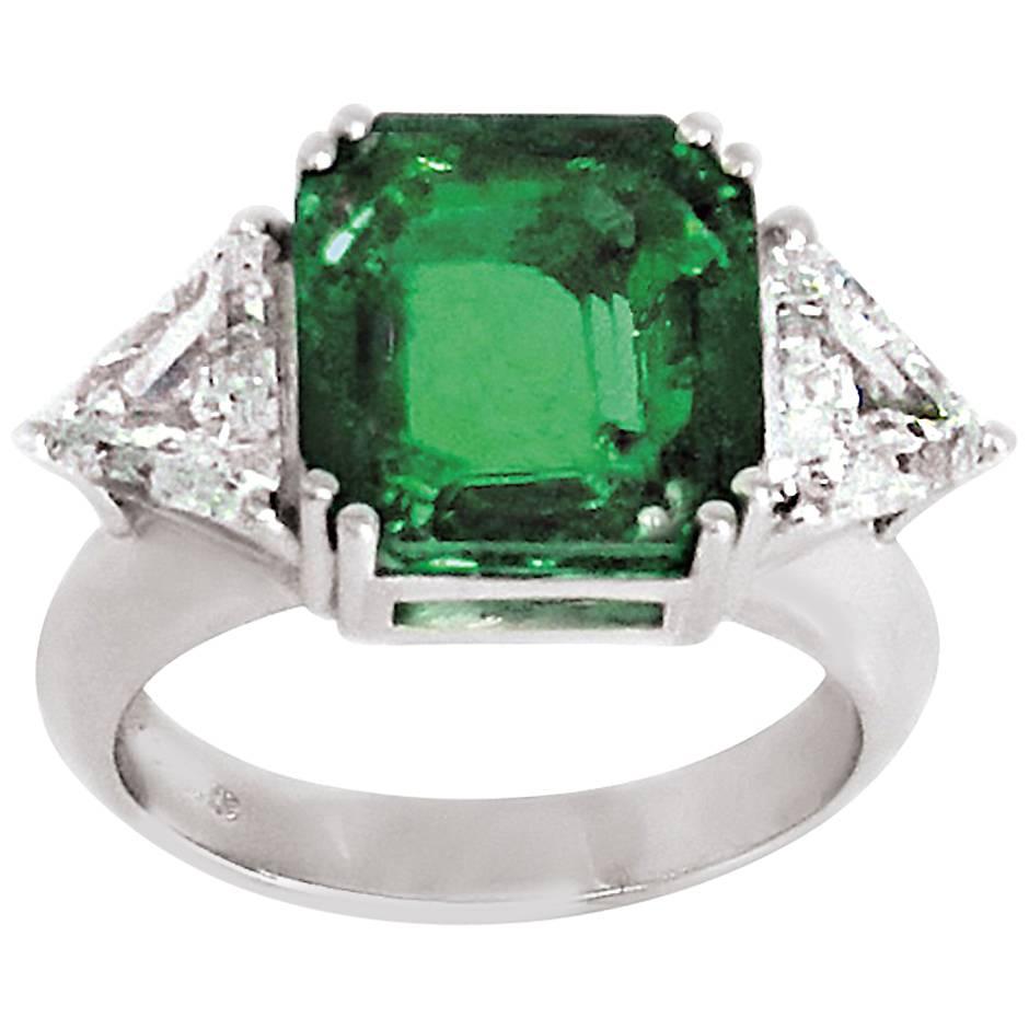 Gubelin Certified Colombian Emerald Ct 5.48 Two Triangular Diamonds Ct 1.65 Ring For Sale