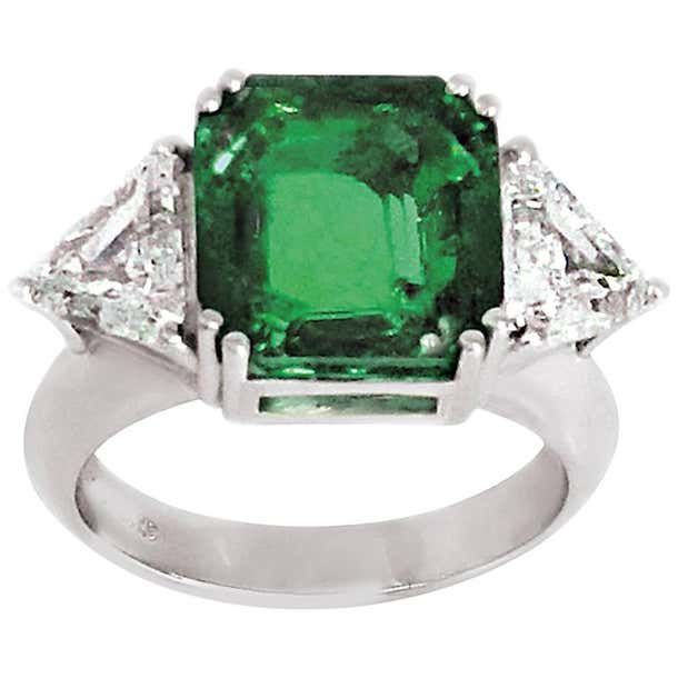 Gubelin Colombian Emerald Carat 5.48 Two Triangular Diamonds Carat 1.65 ...