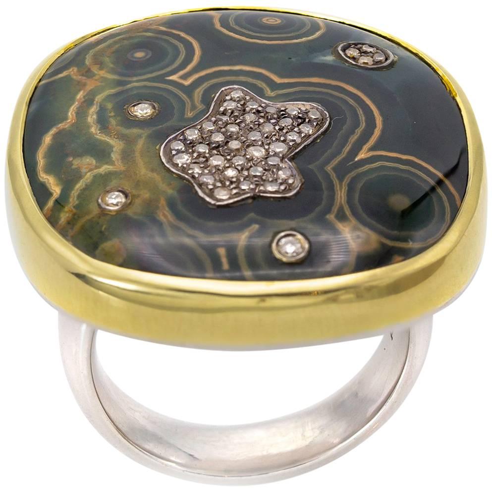 Bague en or et argent avec jaspe vert pavé de diamants de couleurs naturelles