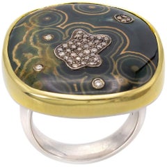 Bague en or et argent avec jaspe vert pavé de diamants de couleurs naturelles