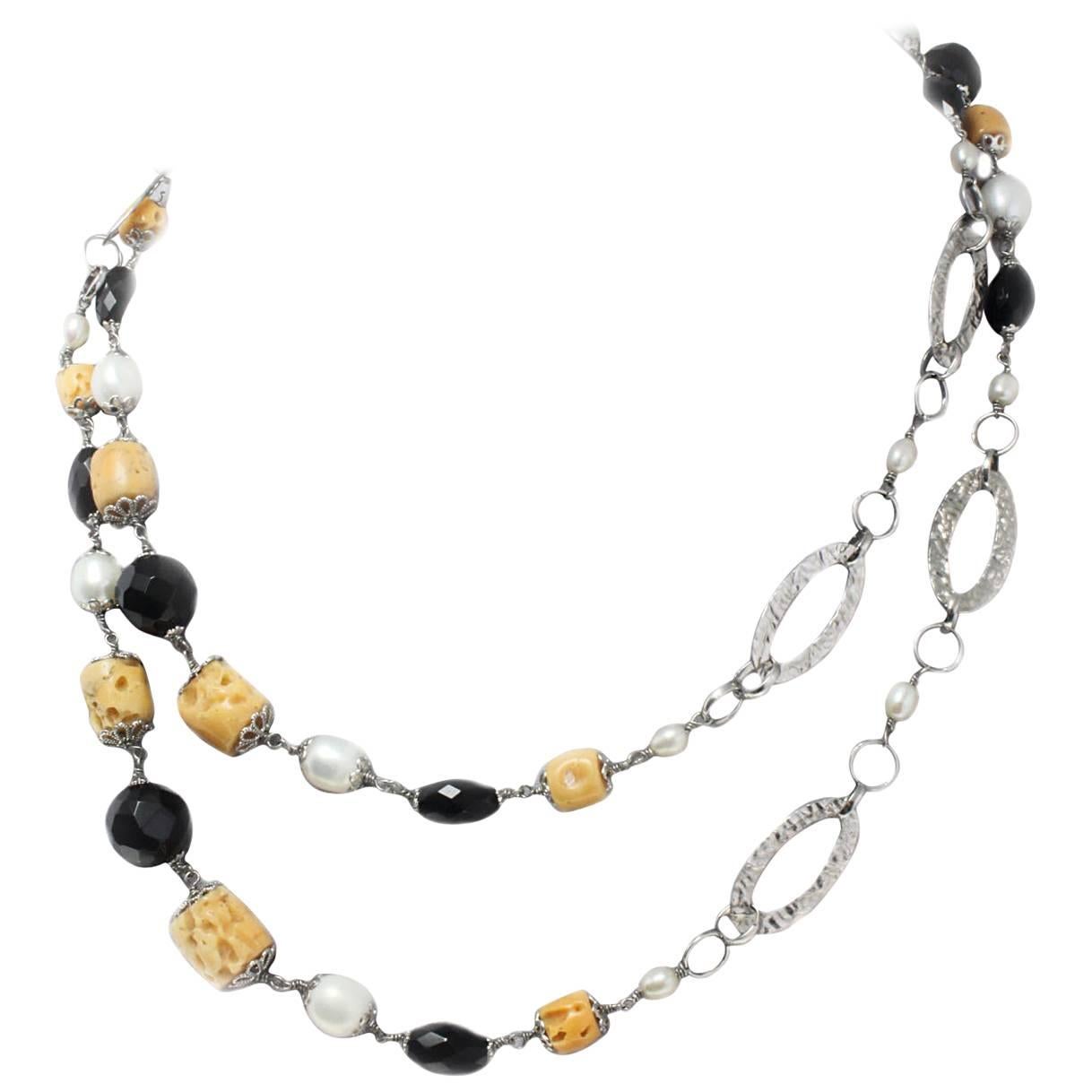 Collier à maillons multibrins en perles, onyx, corail orange et structure argentée  en vente