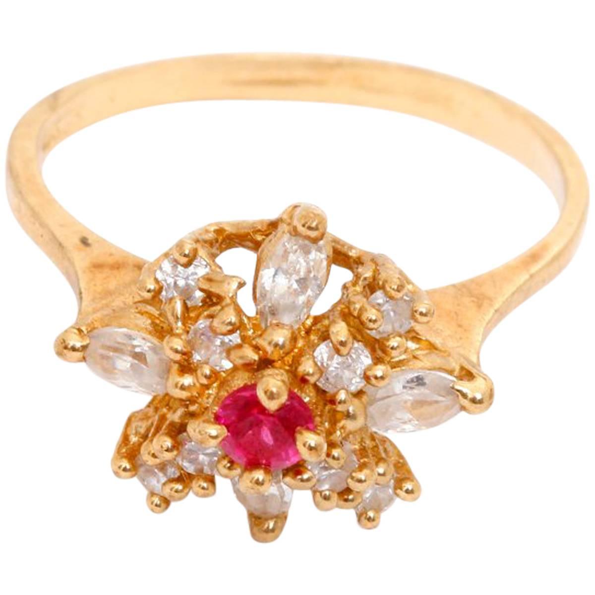 Bague fleur en or jaune et diamants en vente