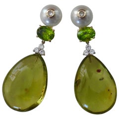 Michael Kneebone Pendants d'oreilles en perles d'ambre vert et diamants