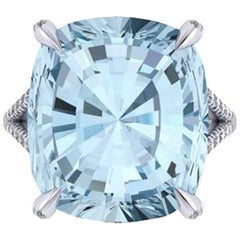 Ferrucci 22.10 Carat Natural Aquamarine and Diamonds in Handmade 18 Karat Ring
