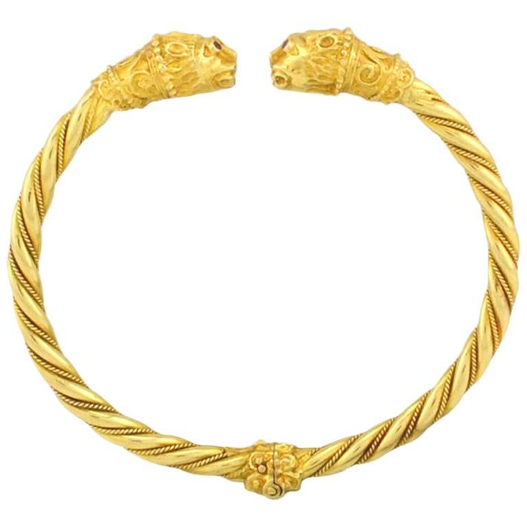 Double Lion Head Hinged Bangle Bracelet in 18 Karat Gold For Sale