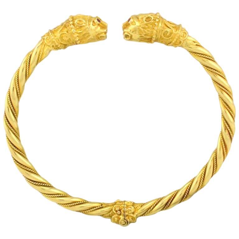Double Lion Head Hinged Bangle Bracelet in 18 Karat Gold For Sale at