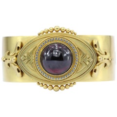 Bracciale scozzese vittoriano in oro con granato e smalto a forma di carabina, circa 1860
