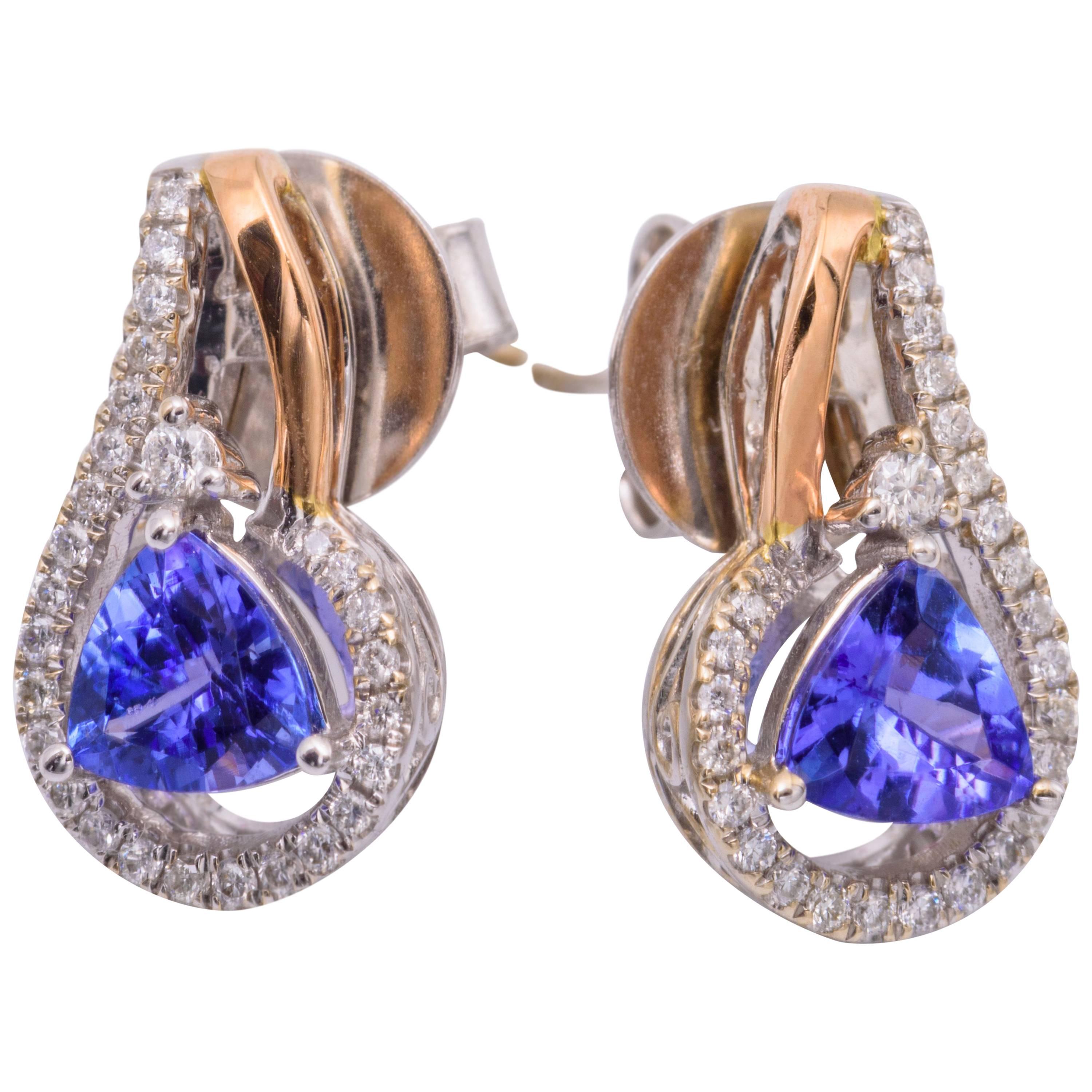 Zwei Trillion Tansanit-Ohrringe aus zweifarbigem Gold mit Diamanten