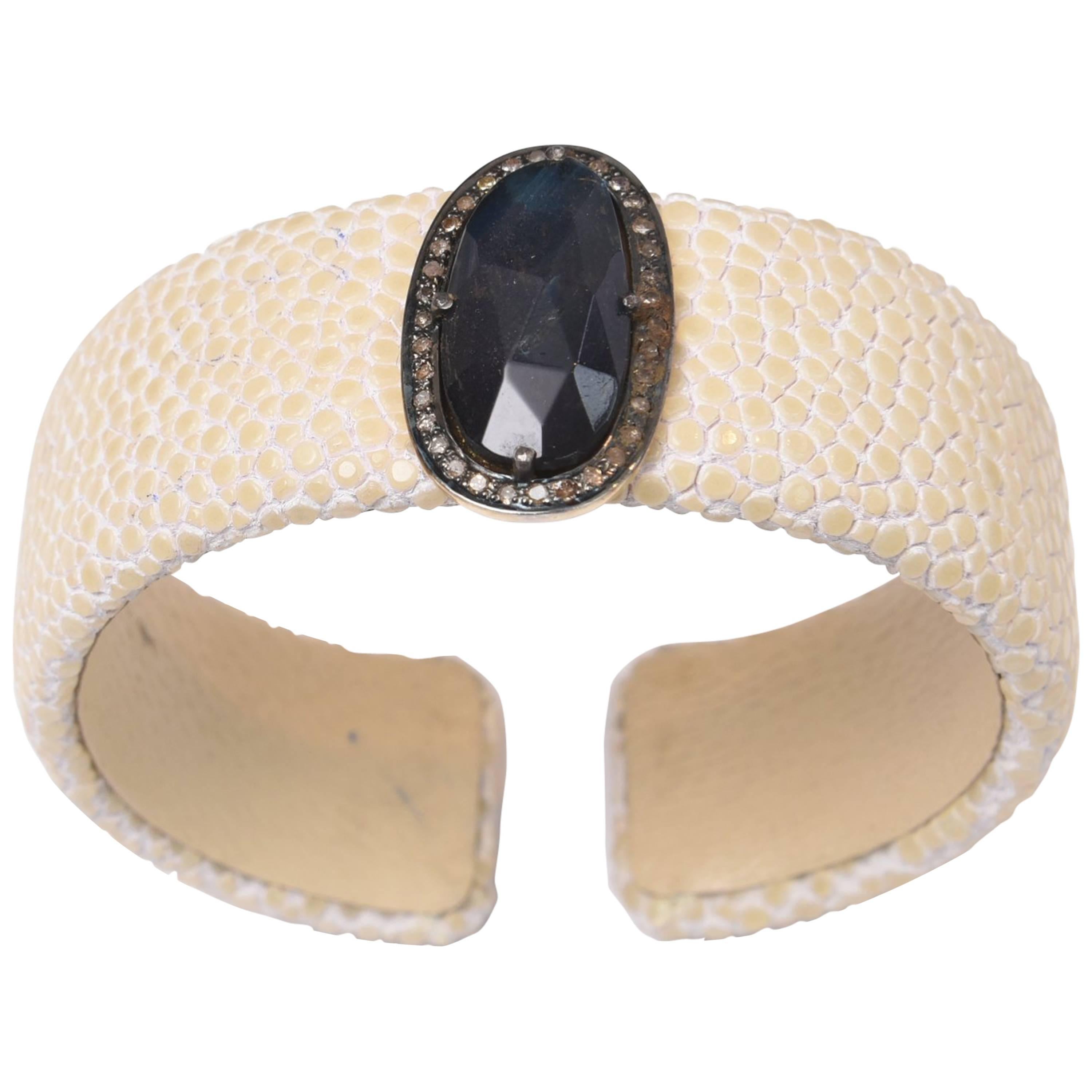 Bracelet manchette en labradorite et diamants en galuchat blanc en vente