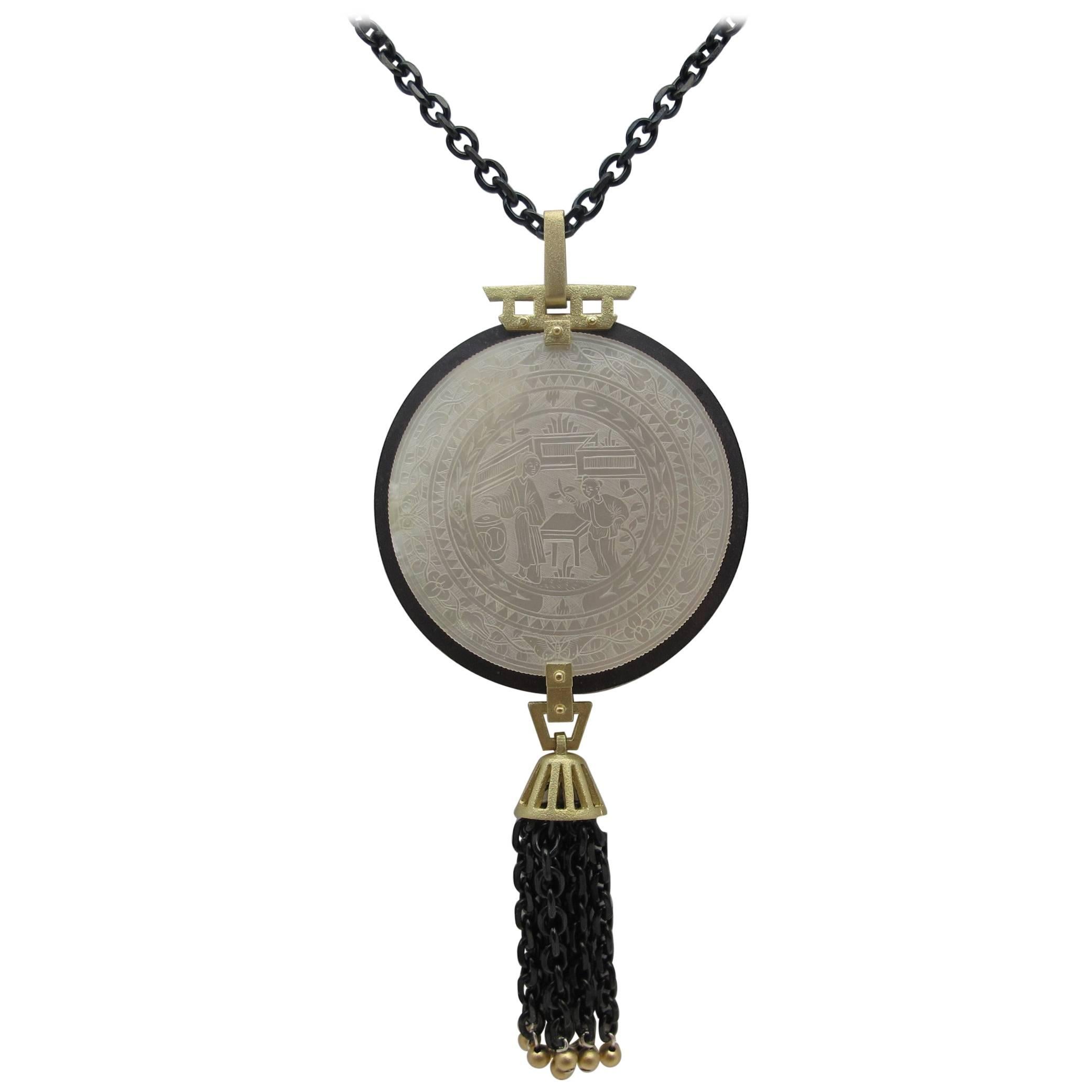 Collier ancien en nacre gravée et or jaune avec argent noirci en vente