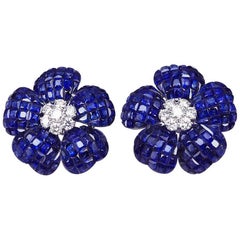 Boucles d'oreilles en or blanc 18 carats avec saphirs en forme de cœur et pétales de saphirs