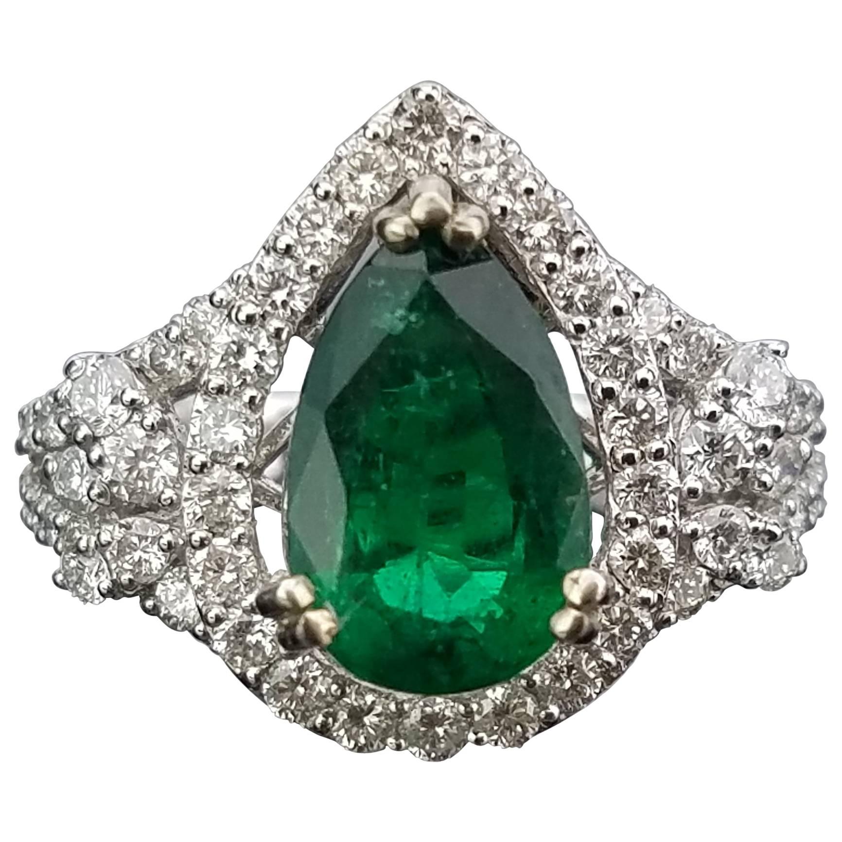 Cocktail-Ring mit Smaragd in Birnenform und Diamant im Angebot