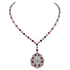 Collier long en platine avec diamants et rubis