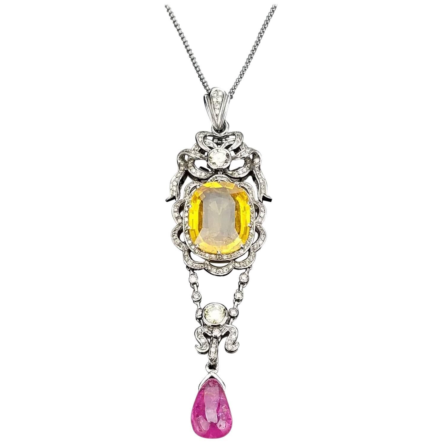 Collier à pendentif de style Art déco en saphir jaune, rubis et diamants en vente