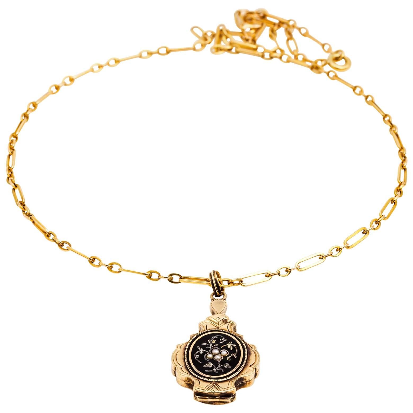 Médaillon ancien en émail noir, perles et or à motifs floraux en vente