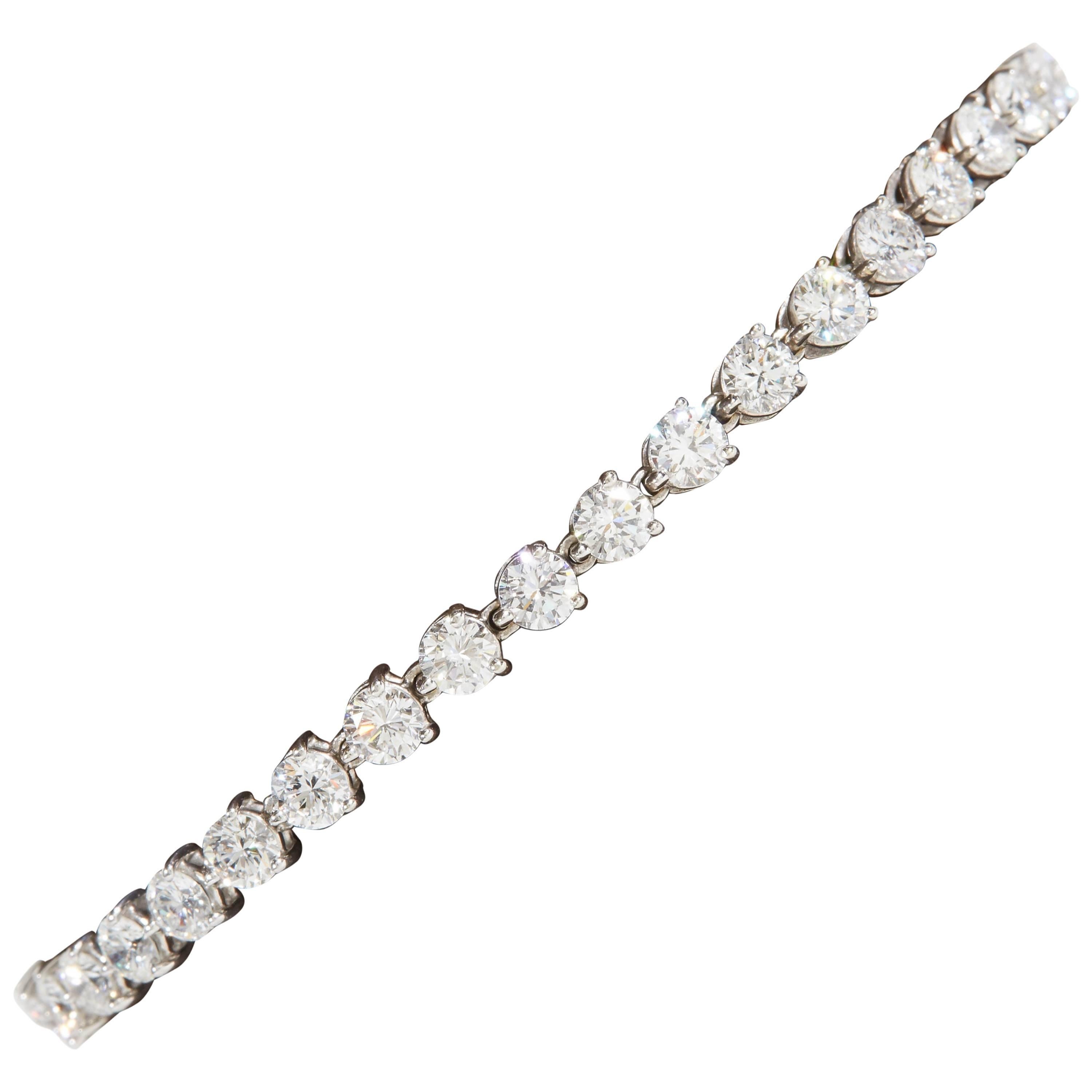 Bracelet tennis à trois griffes serti de diamants en vente
