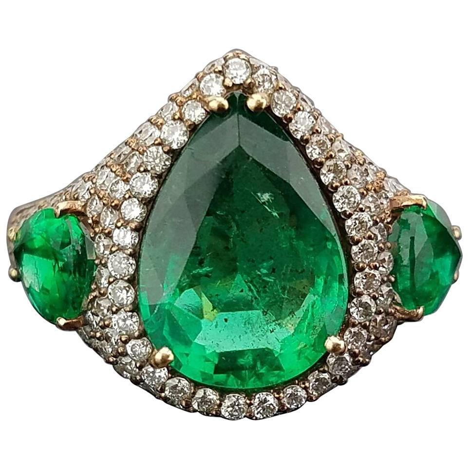 Cocktail-Ring mit Smaragd in Birnenform und Diamant im Angebot