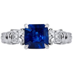 H & H. Anello con zaffiro blu taglio smeraldo e diamanti da 2,57 carati